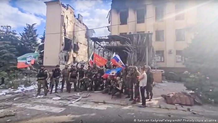卡迪罗夫官方社媒账号上车臣武装在乌克兰的图片。