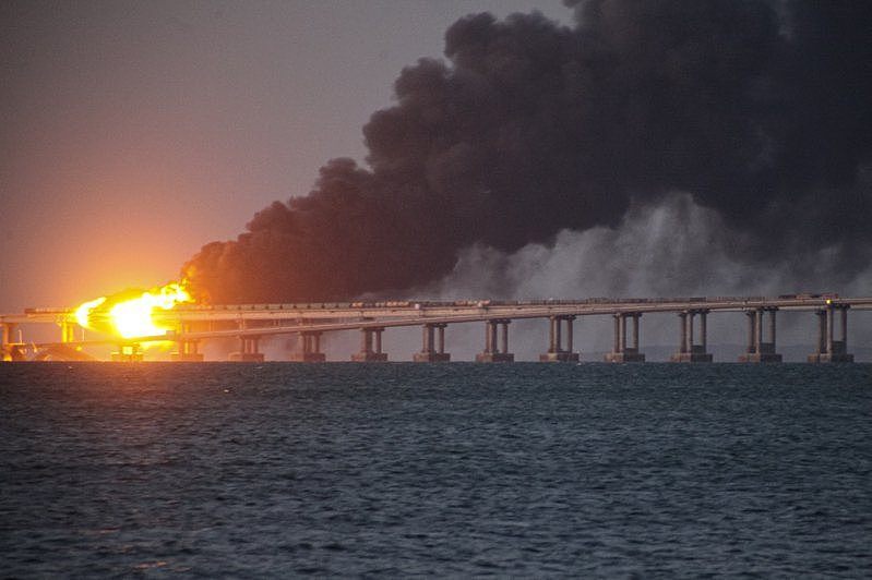 連接俄羅斯本土和克里米亞半島的克里米亞大橋8日上午發生爆炸。美聯社