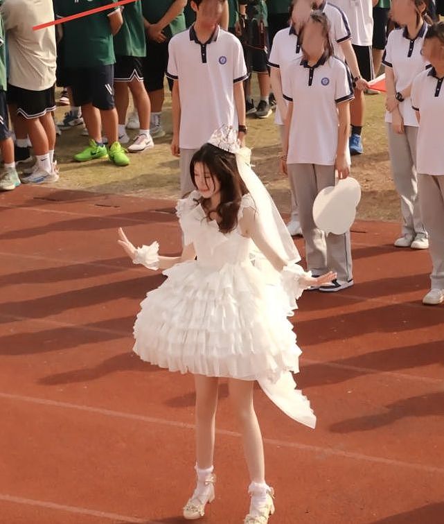 “绿茶、有心机”：高中女生运动会上穿公主裙跳舞被狂骂（组图） - 1