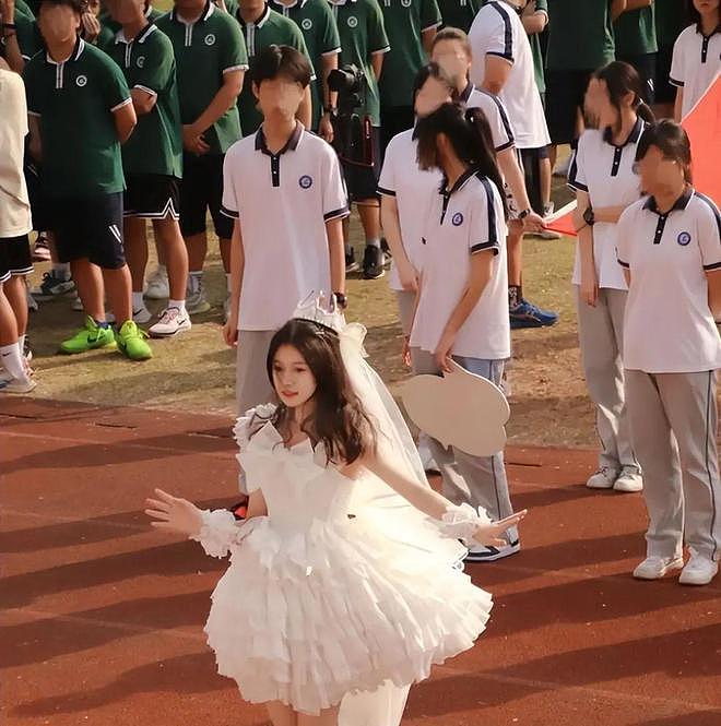 “绿茶、有心机”：高中女生运动会上穿公主裙跳舞被狂骂（组图） - 2