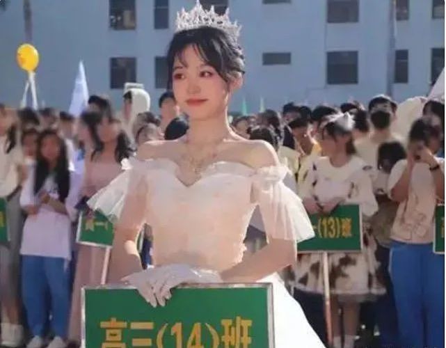 “绿茶、有心机”：高中女生运动会上穿公主裙跳舞被狂骂（组图） - 6