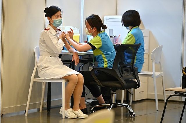 一名医护人员在香港一家诊所接种COVID-19新冠疫苗。