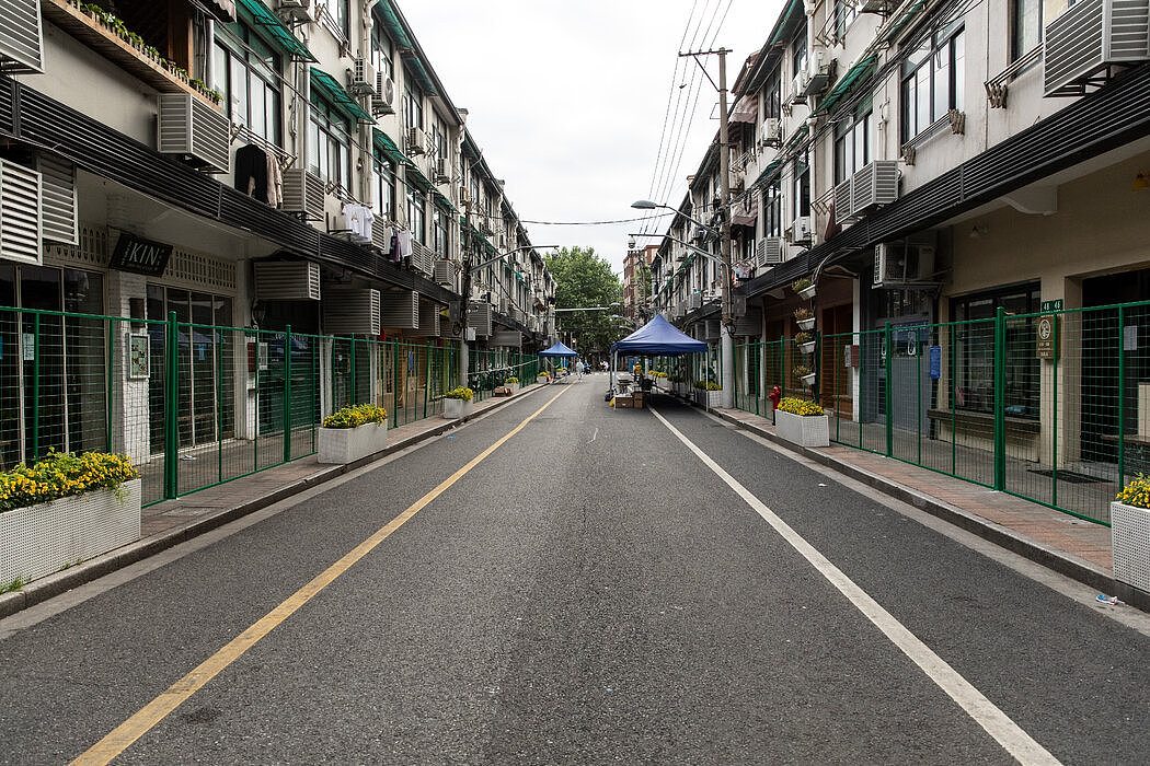 4月上海封城期间的永康路社区，一条被围合的街道上空无一人。