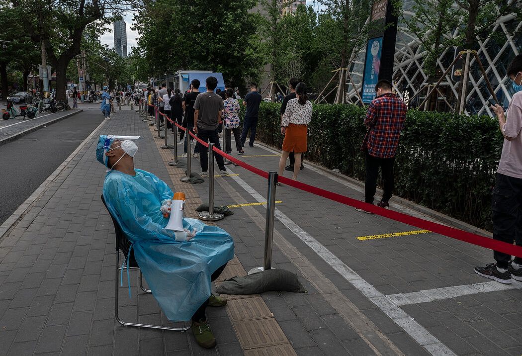 6月，北京一处核酸检测点排队的民众。