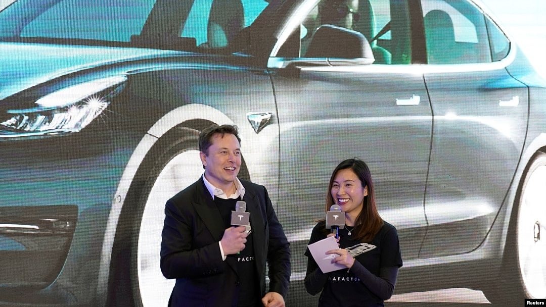 特斯拉执行总裁马斯克和特斯拉中国区高管陶琳在上海举行的国产特斯拉Model 3型汽车交付仪式上。（2021年1月7日）