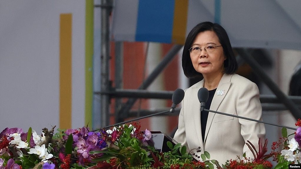 台湾总统蔡英文2022年10月10日在总统府前举行的双十国庆仪式上发表讲话。（路透社）