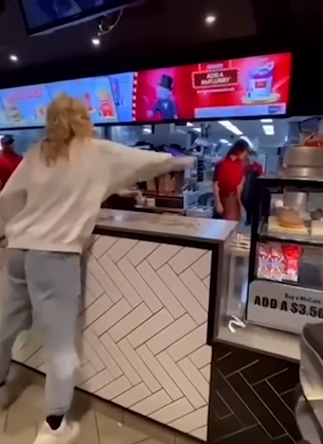 阿德莱德女子暴走怒骂麦当劳员工，吐口水扔东西！警方介入调查（视频/组图） - 3