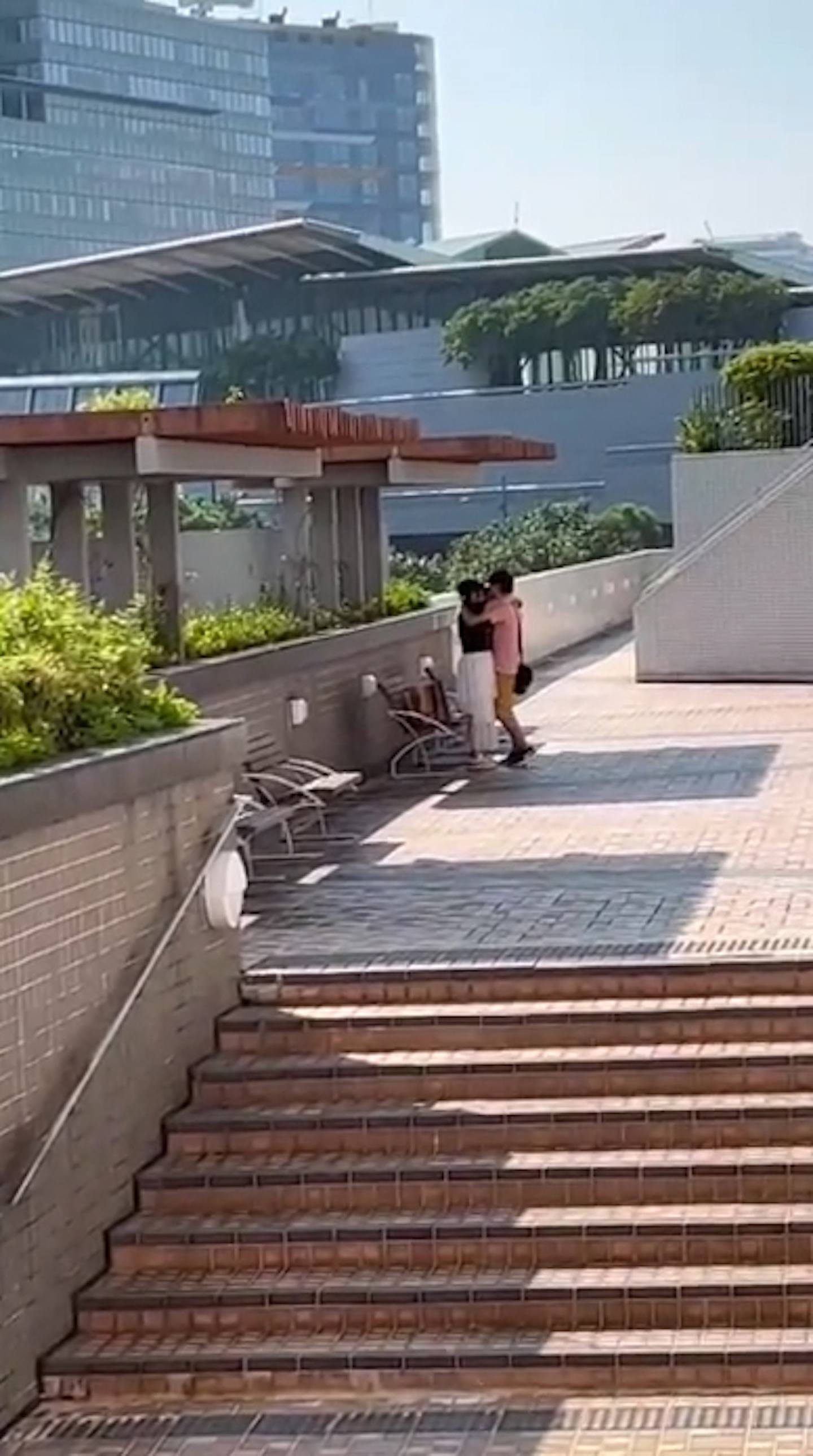 一對男女疑在東涌東薈城附近的公園做出疑似口交動作，2人疑知道有人拍攝仍然繼續，完事後更緊抱熱吻。（影片截圖）