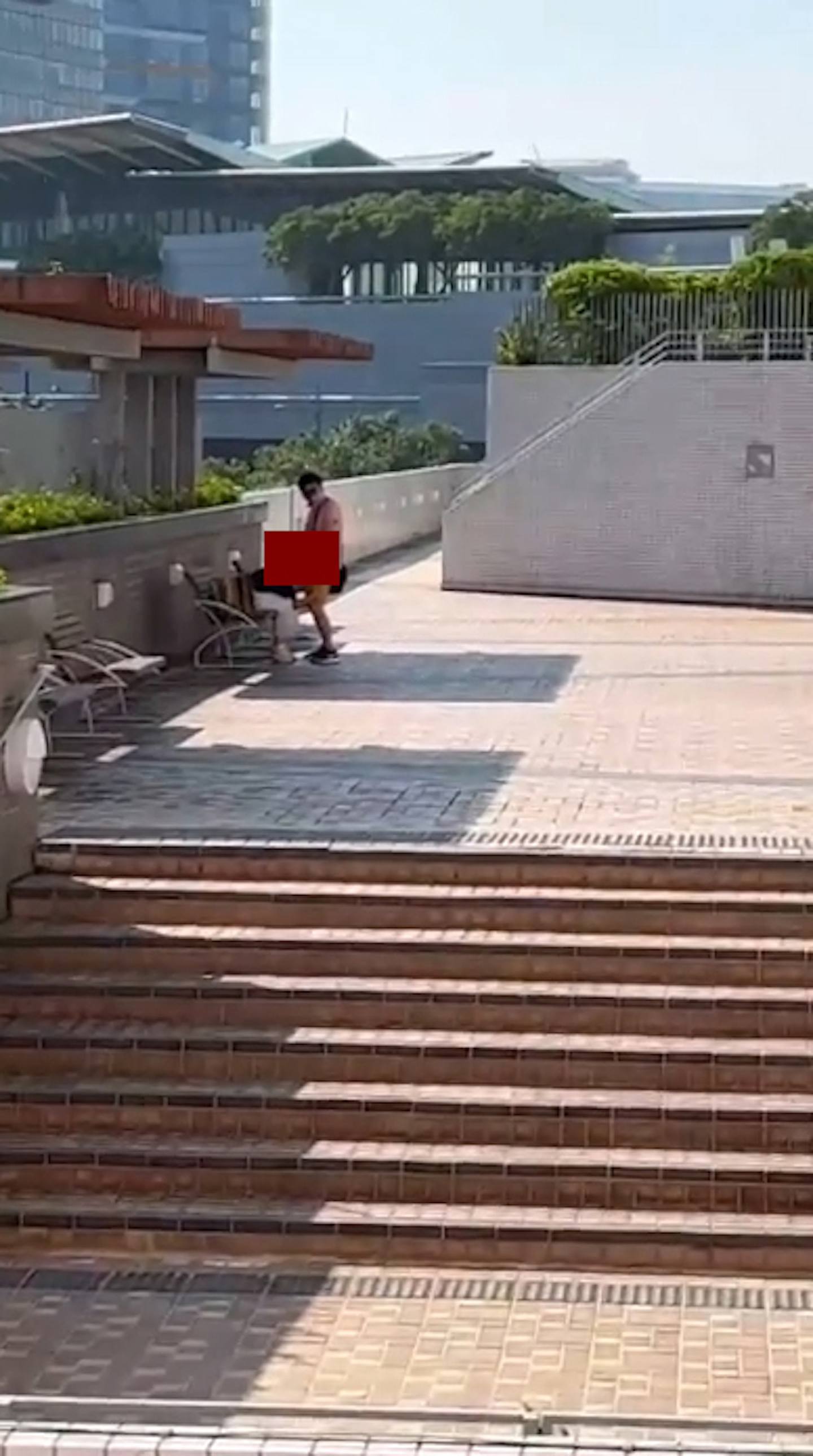 一對男女疑在東涌東薈城附近的公園做出疑似口交動作，男子疑聽到有人叫喊仍然繼續，更一度望鏡頭。（影片截圖）