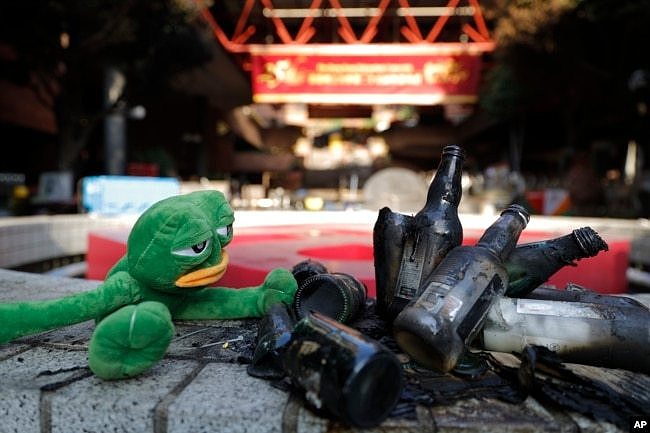 在香港理工大学警察与抗议者对抗后留下的废墟中有一只青蛙玩具。（2019年11月21日）
