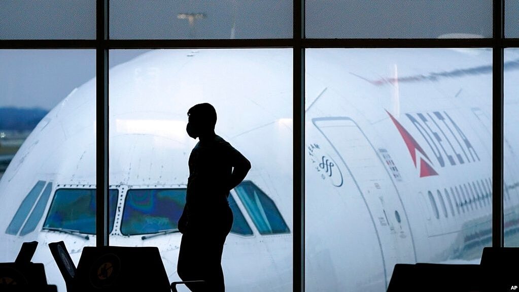 资料照片：美国亚特兰大杰克逊国际机场的一名乘客正在等待登机(2021年2月18日）