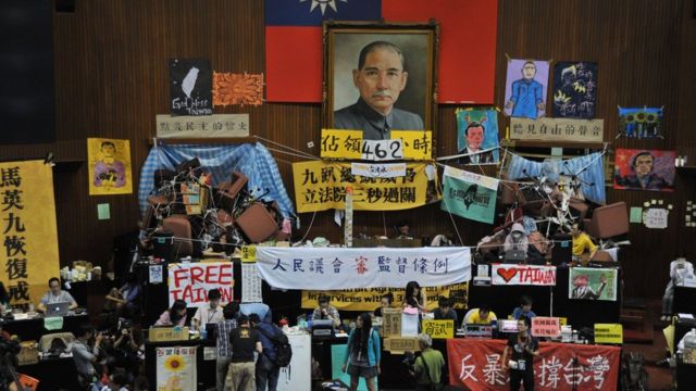 2014年4月5日，台湾抗议示威者占据议会场地23天。
