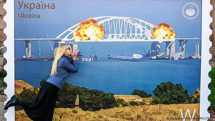 民众与“起火的克里米亚大桥”海报合照