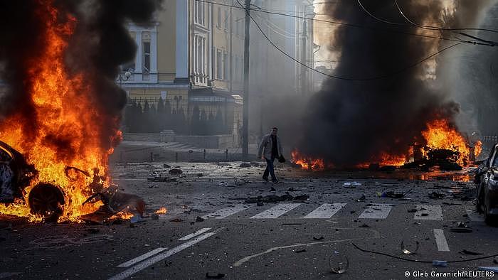这张10月10日的图片显示，基辅市中心的汽车在遭遇导弹袭击后烧毁