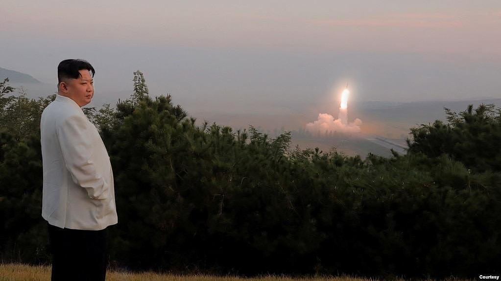 朝鲜官方的朝中社2022年10月10日发表金正恩最近视察导弹试验的照片。