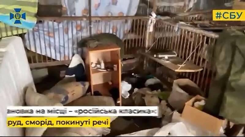 俄罗斯军队被曝生活在猪圈。 （取材自推特）