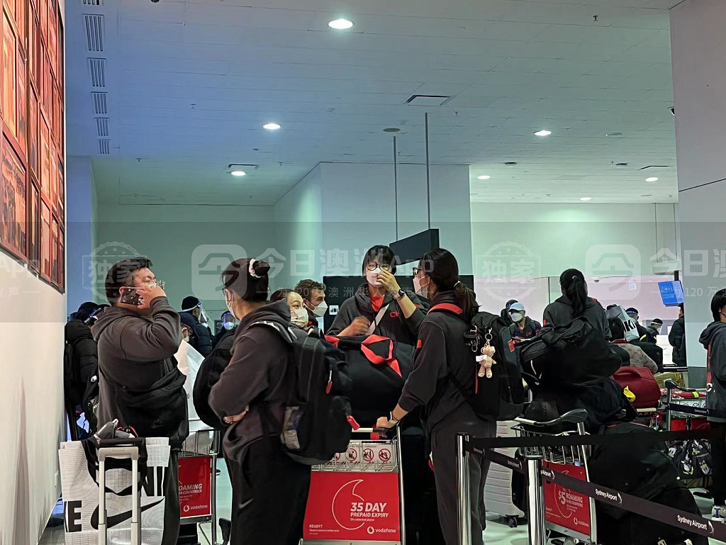 女篮今晨回国，悉尼机场中文广播：欢迎女篮英雄回家！华人球迷惊喜抓拍，未见姚明身影（视频/组图） - 2