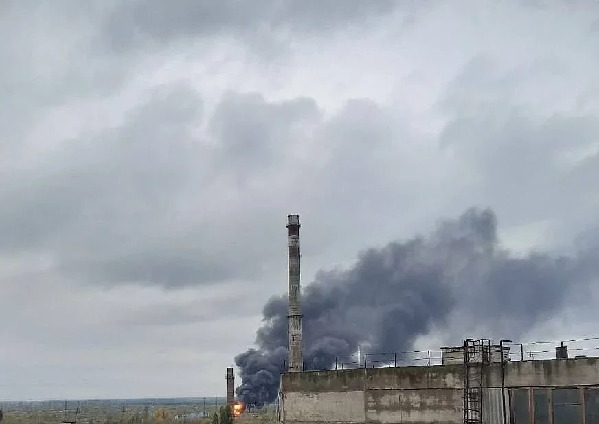 乌军炮击俄境内一座变电站 火灾现场曝光