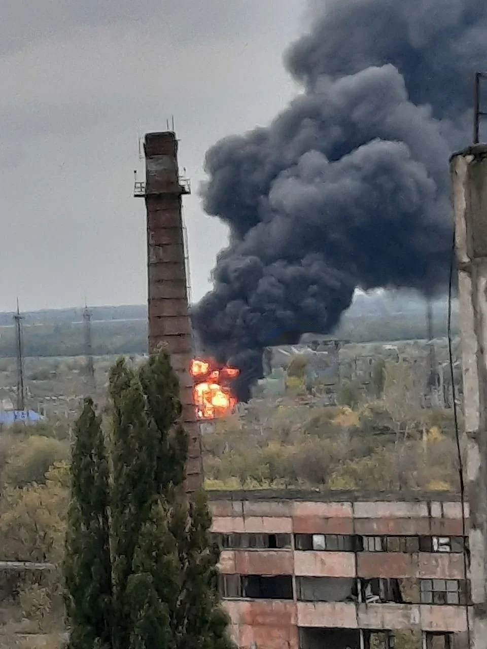 乌军炮击俄境内一座变电站 火灾现场曝光