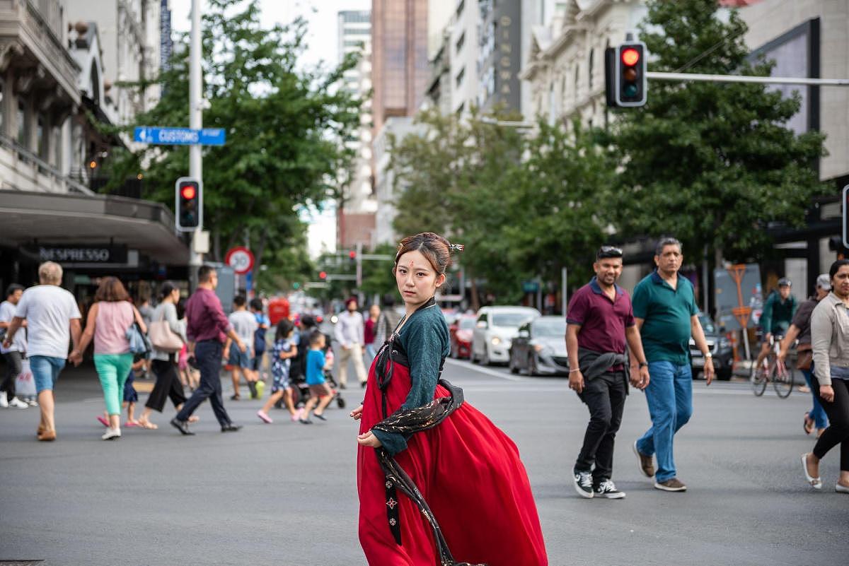 95后中国姑娘穿汉服走上新西兰街头 瞬间“炸街”（组图） - 3