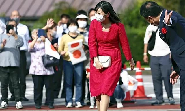 日本27岁佳子公主罕见穿艳色，接替真子的工作，被担心会效仿姐姐（组图） - 4