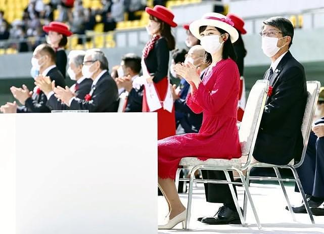 日本27岁佳子公主罕见穿艳色，接替真子的工作，被担心会效仿姐姐（组图） - 1