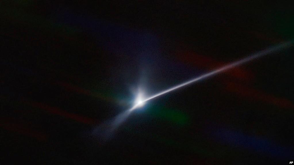 美国宇宙飞船撞击“双卫一”小行星时形成的宇宙尘埃（2022年9月26日）