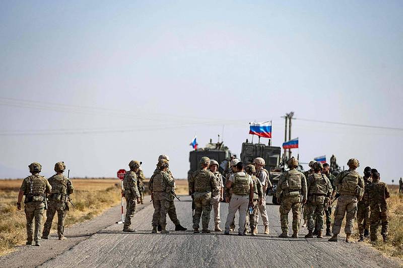 一隊駐敘利亞美軍上週六與俄軍巡邏隊在哈塞克省的卡塔尼亞鎮不期而遇，兩邊士兵隨即停下車輛，互相寒暄打招呼。（法新社）