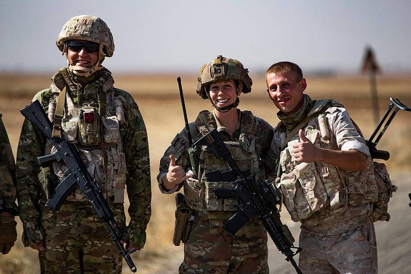 一隊駐敘利亞美軍與俄軍巡邏隊8日不期而遇，雙方甚至寒暄、合影，笑容燦爛。（法新社）