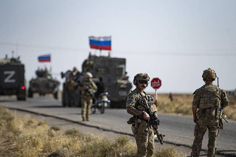 一隊駐敘利亞美軍上週六與俄軍巡邏隊在哈塞克省的卡塔尼亞鎮不期而遇。（法新社）