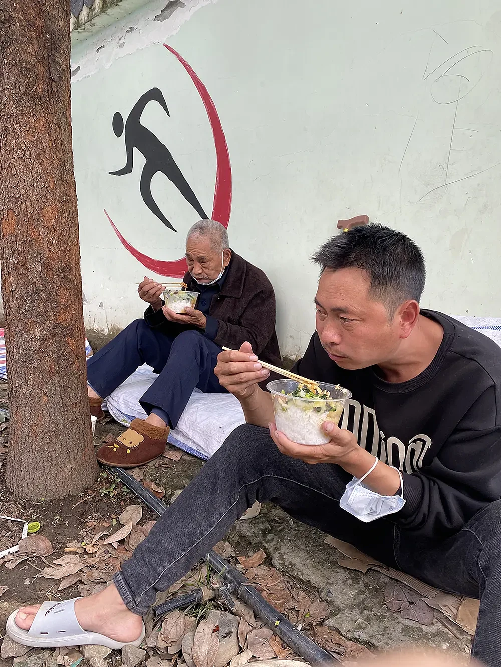 罗永和父亲在临时安置点——一所小学里吃饭。澎湃新闻记者 陈灿杰 摄