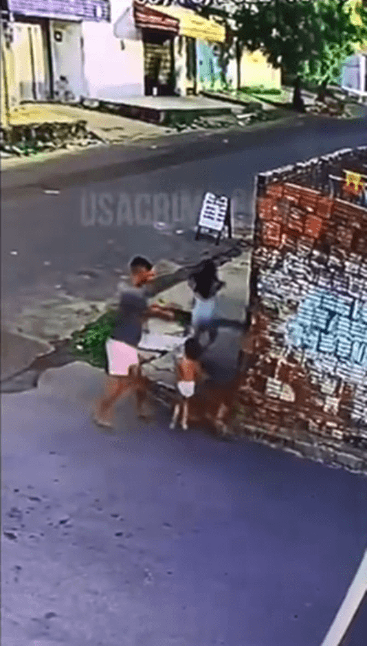 巴西一名21岁男子带着2名女儿外出，在街角遭到枪手袭击。 （翻摄推特）