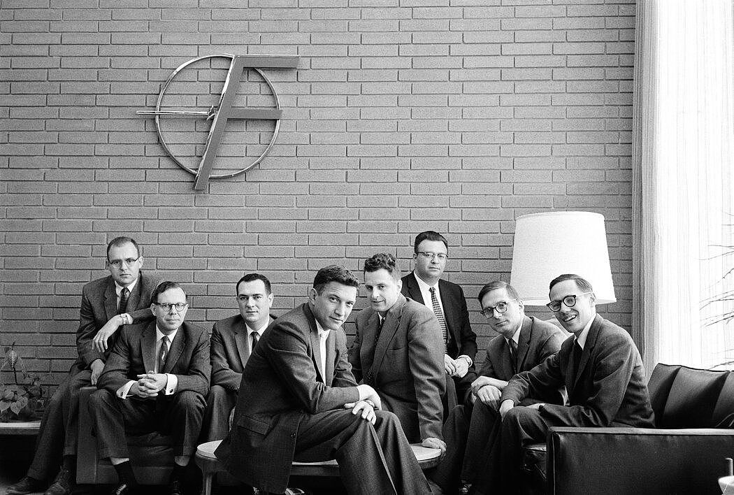 这些被称为“八叛逆”的工程师离开了肖克利半导体公司，于1957年创立了仙童半导体公司，图中最左边的那位是戈登·摩尔，左四是鲍勃·诺伊斯。仙童半导体公司的成立通常被认为是硅谷的开端。