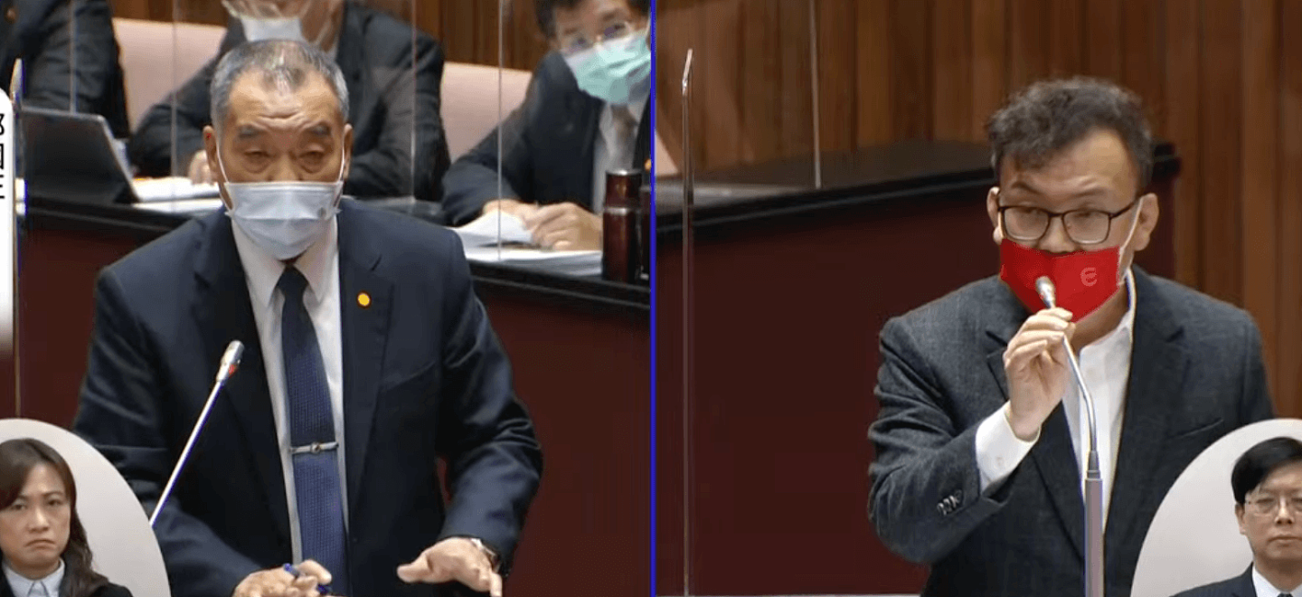 台湾国防部长邱国正修正“第一击”概念，只要无人机越界就界定为“第一击”。(截图自台湾的立法院直播)