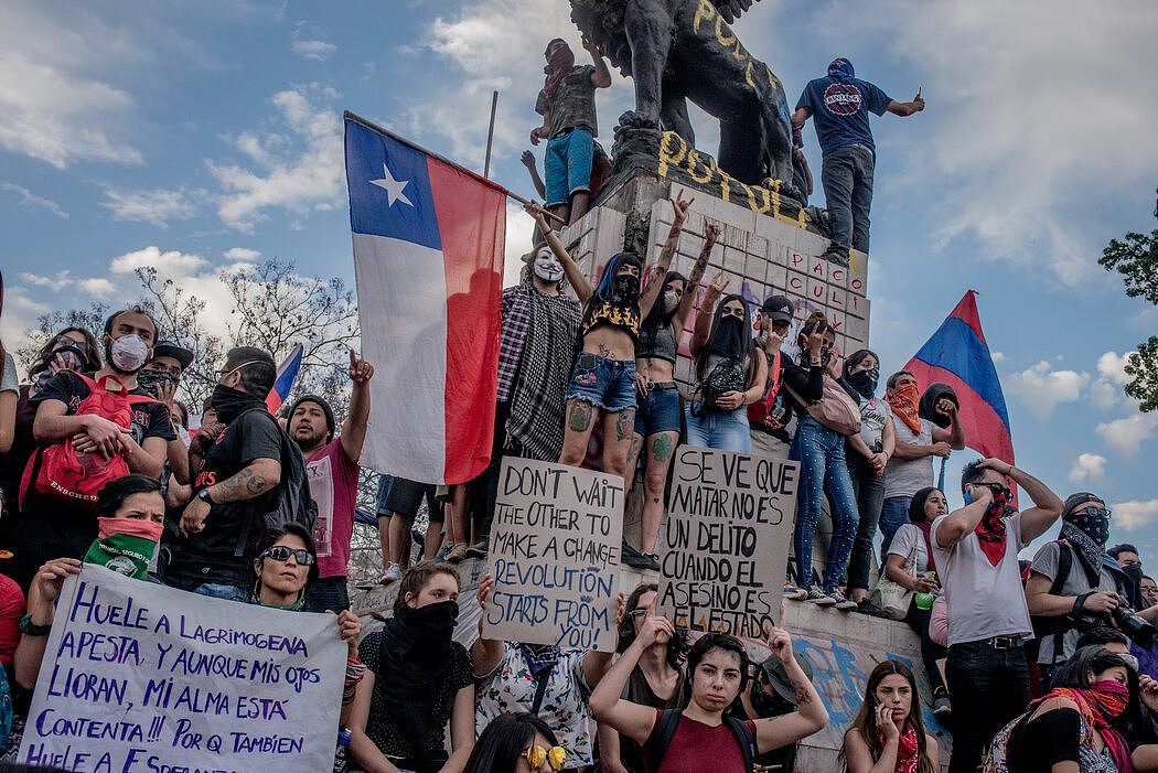 2019年，智利圣地亚哥的抗议者。地铁票价引发的骚动升级为针对不平等的大规模抗议。
