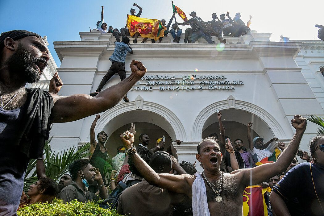 公民起义有时还是会促成重大变革的发生，例如在斯里兰卡，总统在经过数月的抗议后辞职。