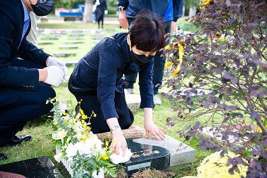 刘子枫去世5个月举行葬礼，女儿跪在墓碑前擦拭，场面温馨感人（组图） - 3