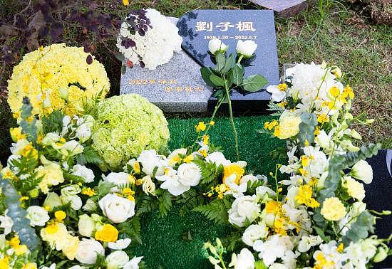 刘子枫去世5个月举行葬礼，女儿跪在墓碑前擦拭，场面温馨感人（组图） - 2