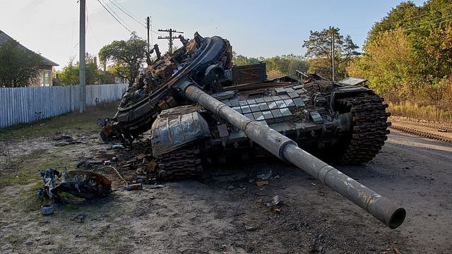 乌克兰哈尔科夫伊久姆镇上一辆被毁坦克（7/10/2022）