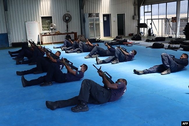 所罗门皇家警察部队2022年3月29日发布没有注明时间的照片显示，中国警察联络官在训练所罗门的警察。