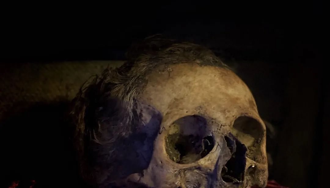英国盗墓盗尸案频发，骸骨被偷做成装饰品出售（组图） - 12