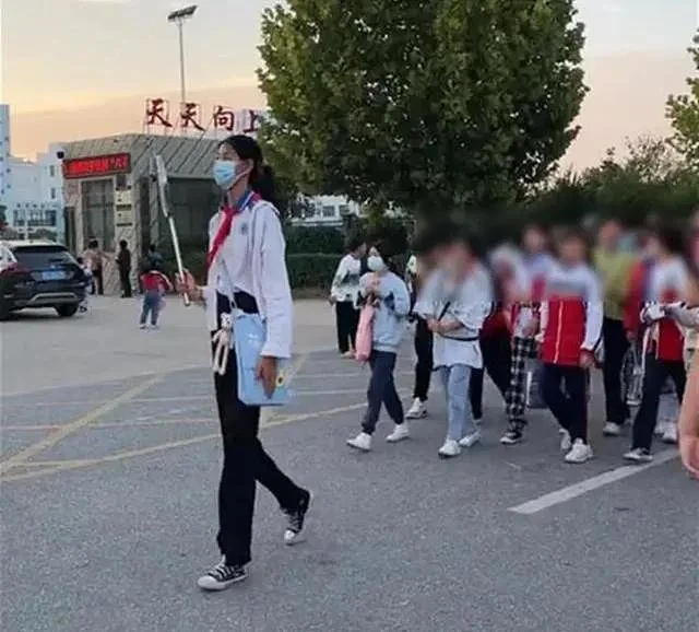 12岁小学生身高1.9米，被中国体育局相中：还有她1.86米的姐姐（组图） - 1