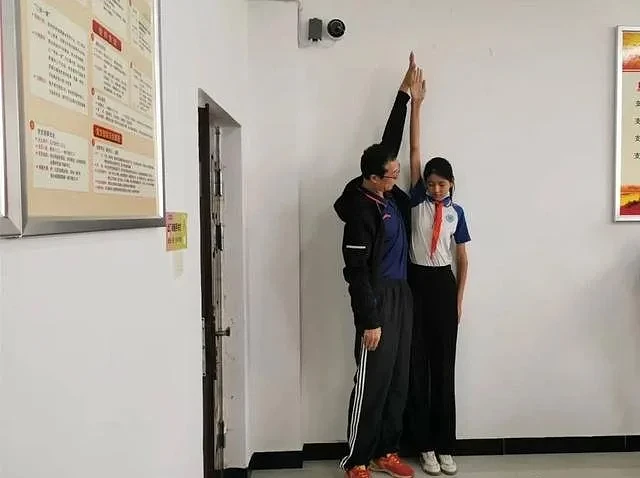 12岁小学生身高1.9米，被中国体育局相中：还有她1.86米的姐姐（组图） - 2