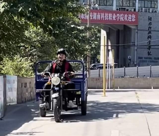 台湾知名歌手信大陆考驾照，骑三轮车动作太熟练，打扮似环卫工人（组图） - 4