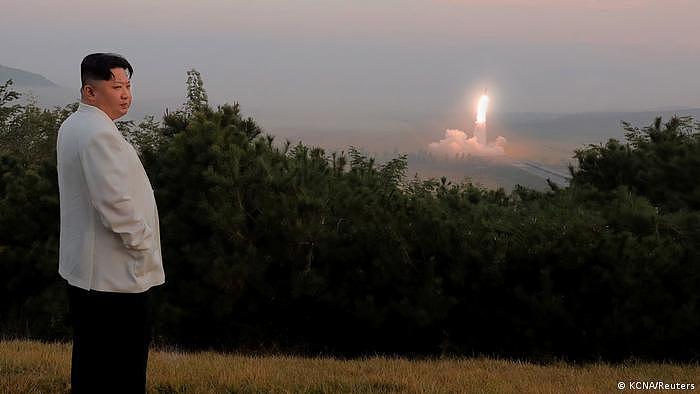 朝中社10月10日曾释出金正恩视察导弹试射的照片。根据朝中社，周三的测试中，2枚导弹飞行了近3个小时，且可以击中2000公裡外的目标。