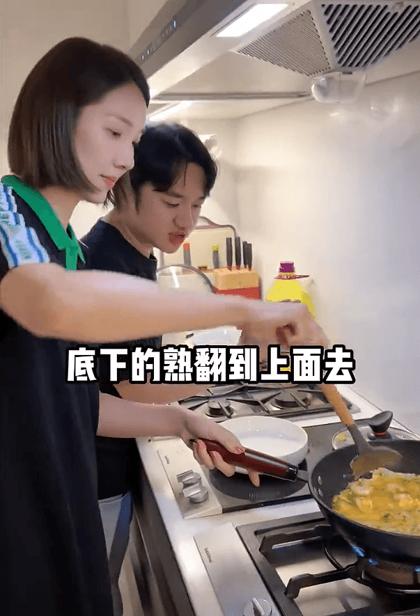 李亚男晒烹饪视频，老公王祖蓝贴心打下手，女儿夸好吃后她超自豪（组图） - 4