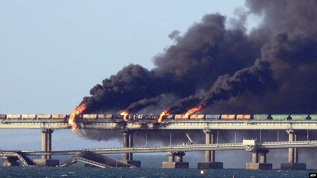 克里米亚大桥被炸后升起的浓烟。（2022年10月8日）