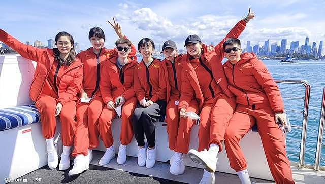 载誉归来！中国女篮乘南航专机从悉尼回国，值机被澳洲工作人员追星，非常有风度（视频/组图） - 3