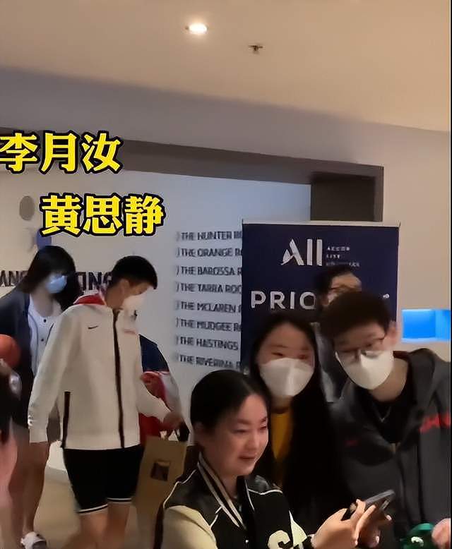 载誉归来！中国女篮乘南航专机从悉尼回国，值机被澳洲工作人员追星，非常有风度（视频/组图） - 5