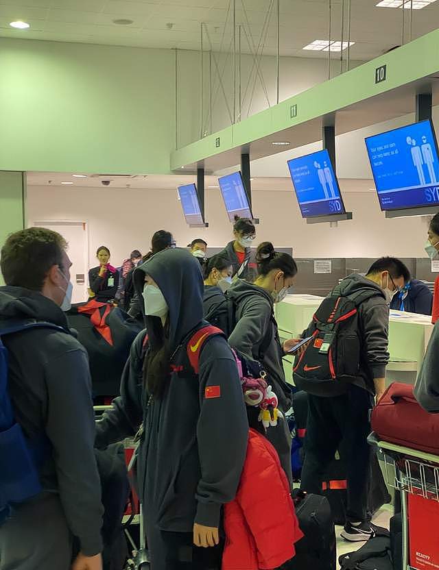 载誉归来！中国女篮乘南航专机从悉尼回国，值机被澳洲工作人员追星，非常有风度（视频/组图） - 8